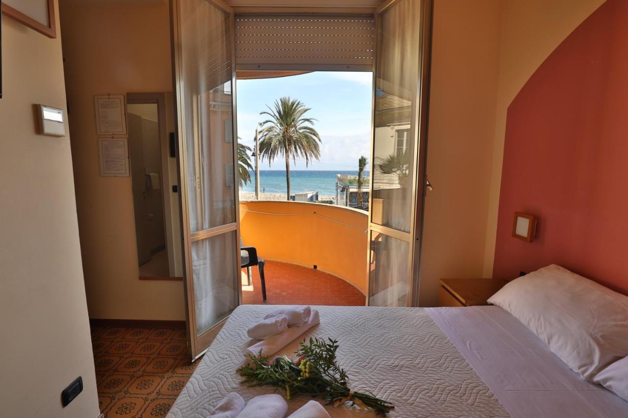 Hotel Xxv Aprile Casa Per Ferie Albenga Exterior foto